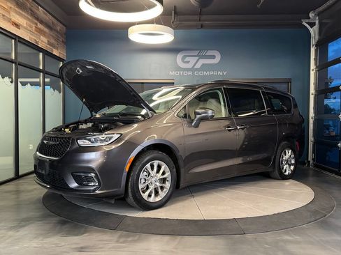 Used 2021 Chrysler Pacifica Touring-L w/ Uconnect Theater Family Group AWD/4WD image 26