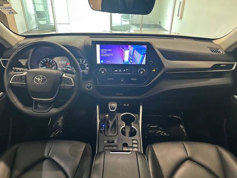 Used 2023 Toyota Highlander XLE AWD/4WD image 10