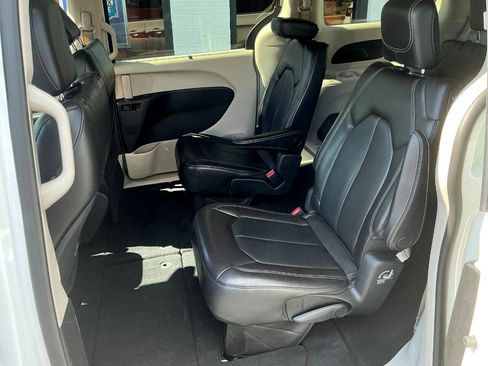 Used 2021 Chrysler Voyager Lxi image 16