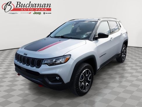 Used 2025 Jeep Compass Trailhawk AWD/4WD image 1