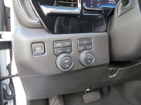 Used 2025 Chevrolet Silverado 2500 LT w/ Convenience Package AWD/4WD image 8