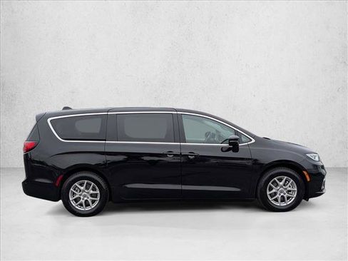 Used 2024 Chrysler Pacifica Touring-L image 4