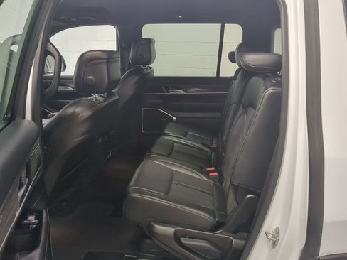 Used 2023 Jeep Wagoneer Series III w/ Preferred Equipment Group image 21