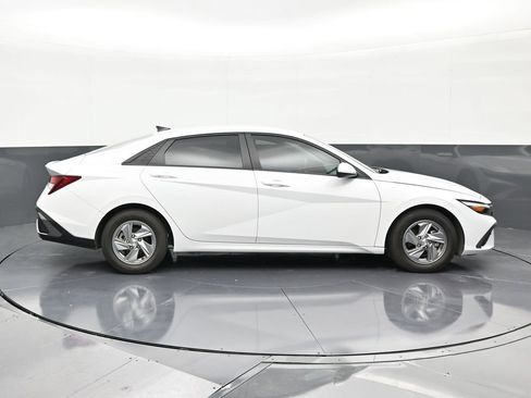 Used 2024 Hyundai Elantra SE FWD image 6