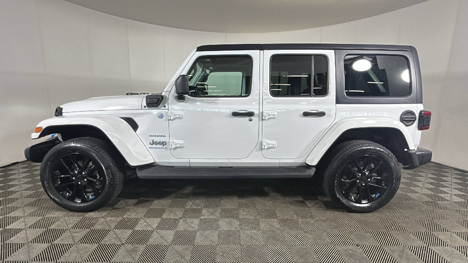 Used 2023 Jeep Wrangler Unlimited Sahara w/ Cold Weather Group AWD/4WD image 7
