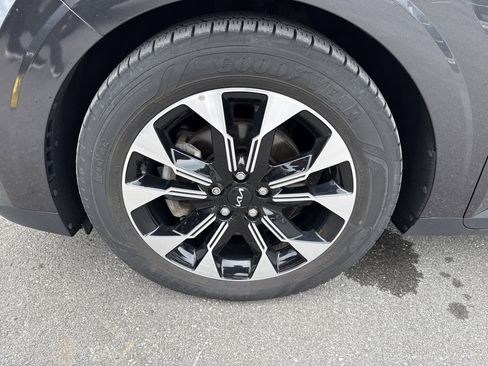 Used 2022 Kia Carnival EX FWD image 11