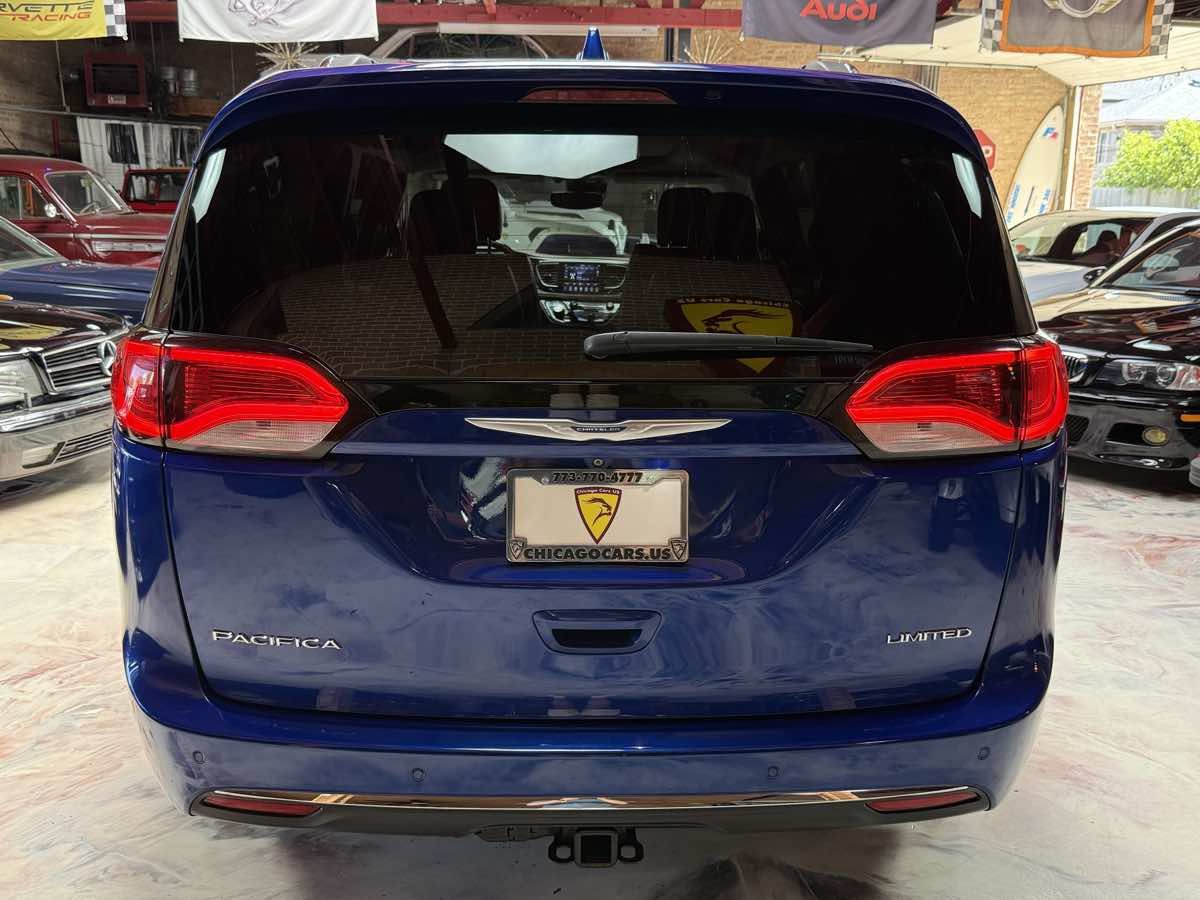 Used 2018 Chrysler Pacifica Limited w/ Tire & Wheel Group FWD image 8
