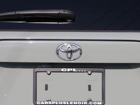 Used 2021 Toyota RAV4 XLE w/ Convenience Package image 5