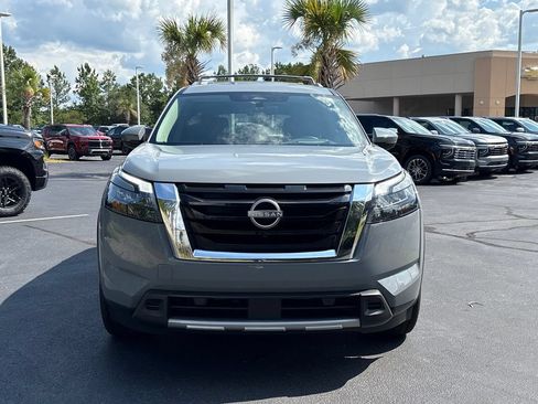 Used 2025 Nissan Pathfinder Platinum FWD image 2