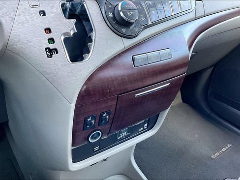Used 2011 Toyota Sienna XLE w/ Entertainment Pkg FWD image 28