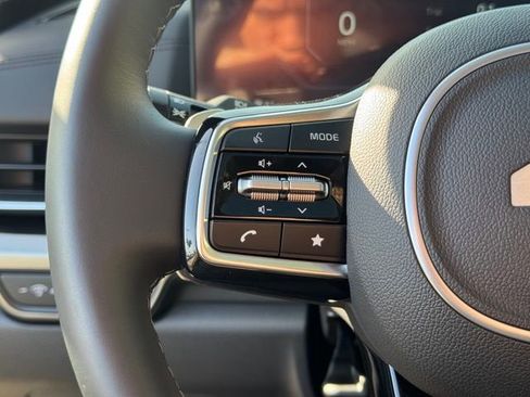 Used 2025 Kia Carnival SX w/ SX Dark Edition Package image 34