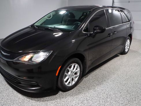 Used 2017 Chrysler Pacifica LX image 32