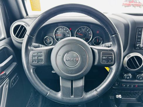 Used 2018 Jeep Wrangler Unlimited Rubicon w/ Cold Weather Group image 9