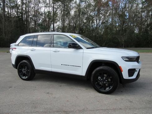 Certified 2025 Jeep Grand Cherokee Altitude image 2