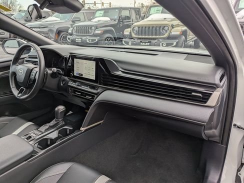 Used 2025 Toyota Camry SE image 17