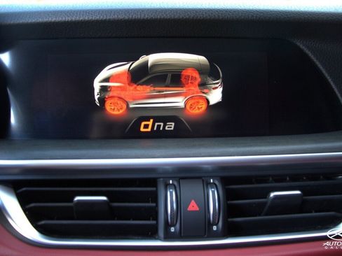 Used 2019 Alfa Romeo Stelvio Ti image 17