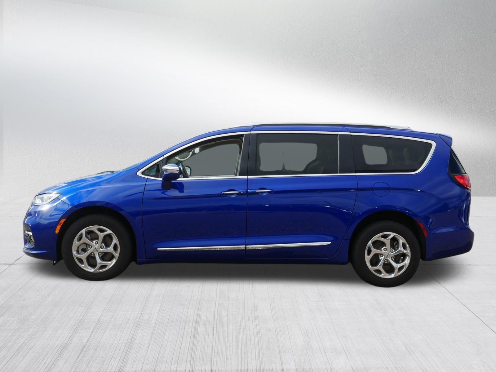 Used 2021 Chrysler Pacifica Limited AWD/4WD image 4