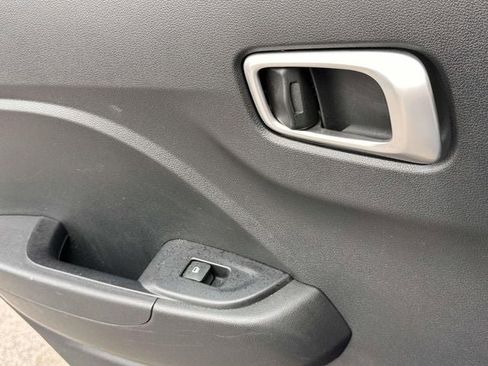 Used 2023 Hyundai Venue SEL image 25