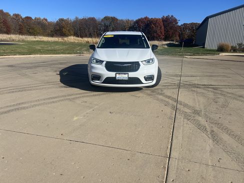 Used 2024 Chrysler Pacifica Touring-L image 2