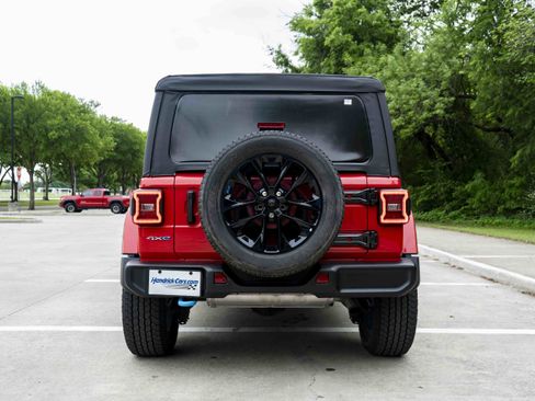 Used 2022 Jeep Wrangler Unlimited Sahara AWD/4WD image 8