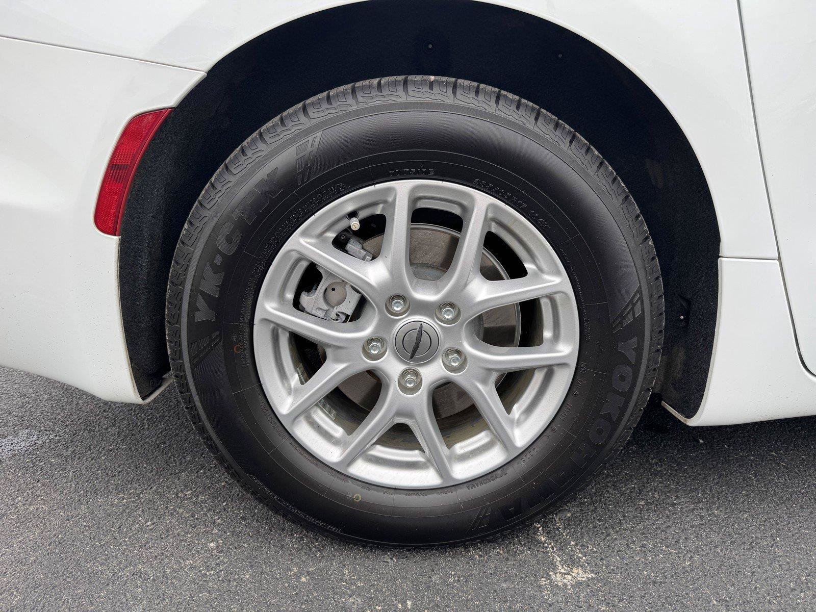 Used 2023 Chrysler Pacifica Touring-L FWD image 49
