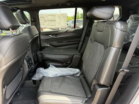 New 2025 Jeep Grand Cherokee L Altitude image 17