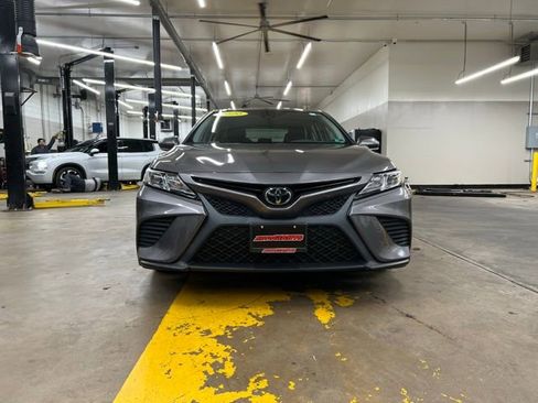 Used 2020 Toyota Camry SE image 2