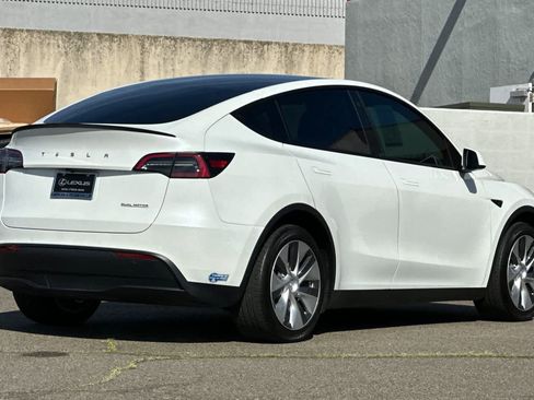 Used 2021 Tesla Model Y Long Range image 2