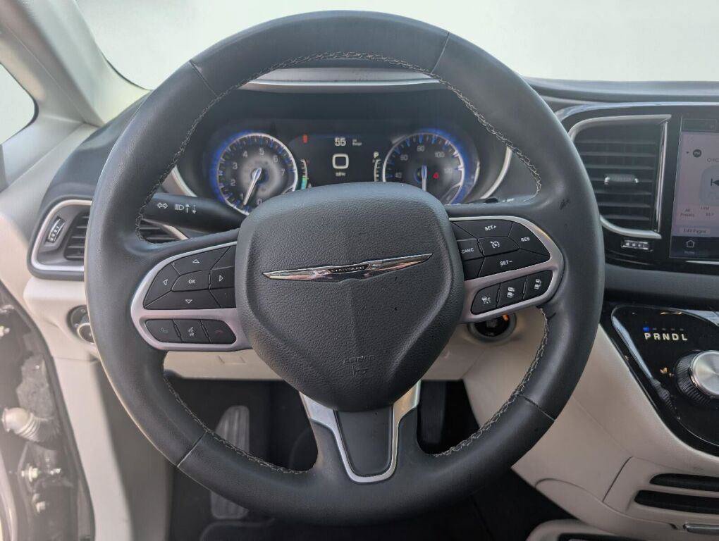 Used 2023 Chrysler Pacifica Touring-L FWD image 39