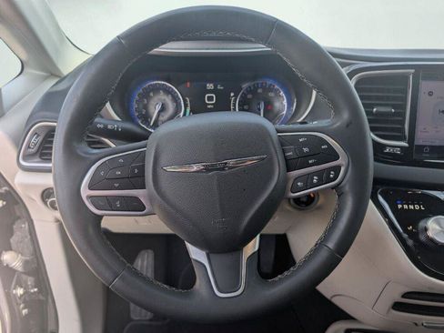Used 2023 Chrysler Pacifica Touring-L FWD image 39