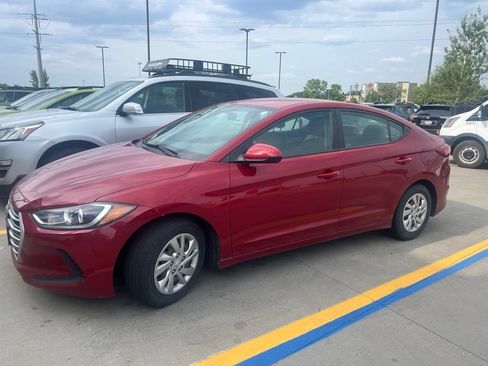Used 2017 Hyundai Elantra SE FWD image 2