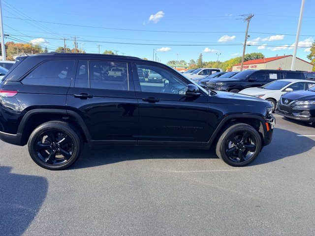 Used 2024 Jeep Grand Cherokee Altitude AWD/4WD image 6