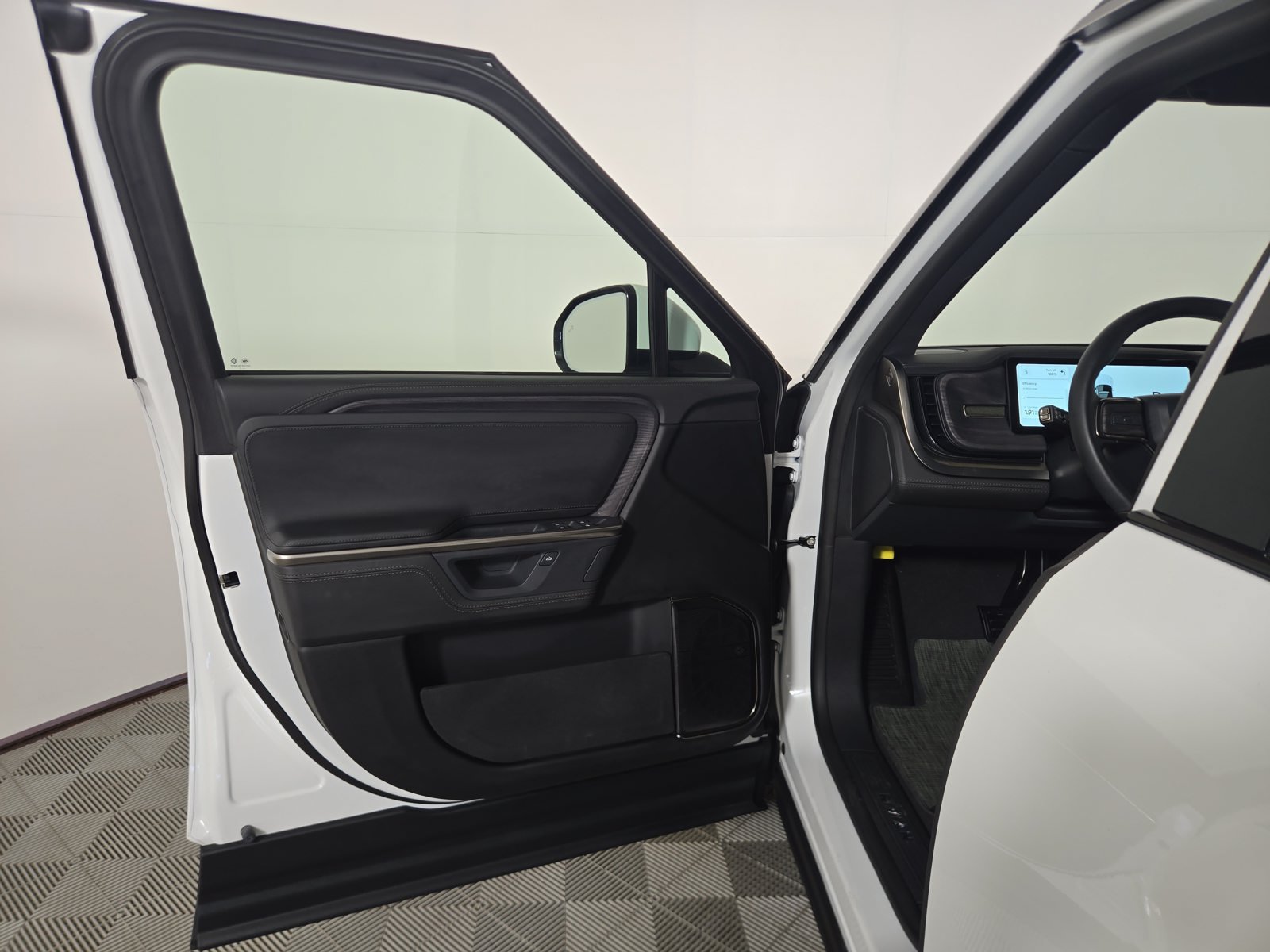Used 2025 Rivian R1S Adventure Dual AWD/4WD image 16