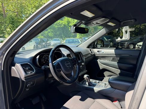 Used 2020 Jeep Grand Cherokee Laredo AWD/4WD image 10