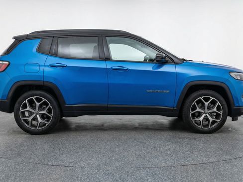 Used 2025 Jeep Compass Limited AWD/4WD image 11