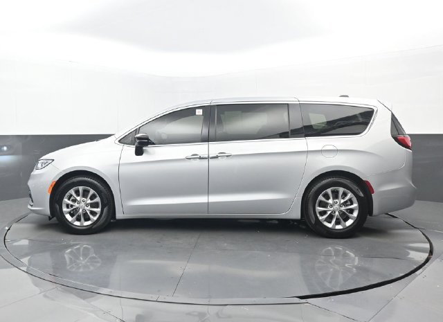 Used 2026 Chrysler Pacifica Limited FWD image 23