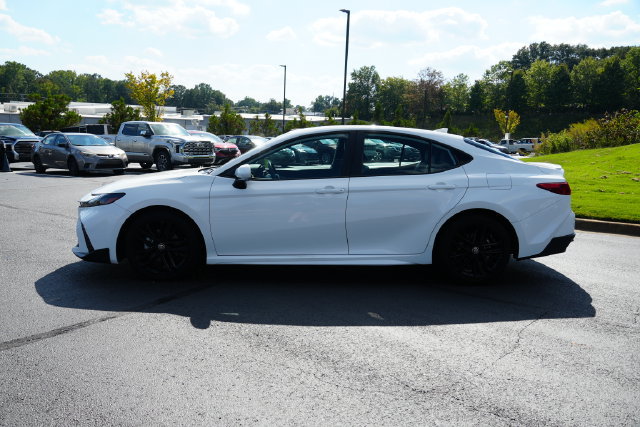 Used 2025 Toyota Camry SE FWD image 4