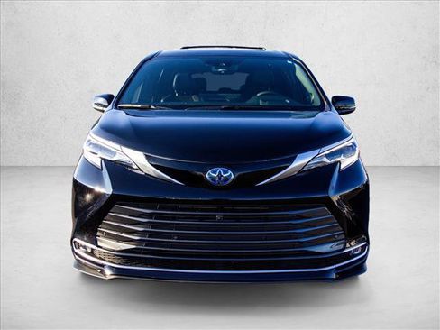 Used 2025 Toyota Sienna Platinum image 2