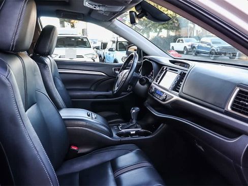 Used 2017 Toyota Highlander SE image 15