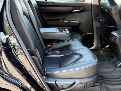 Used 2023 Toyota Highlander XLE AWD/4WD image 11