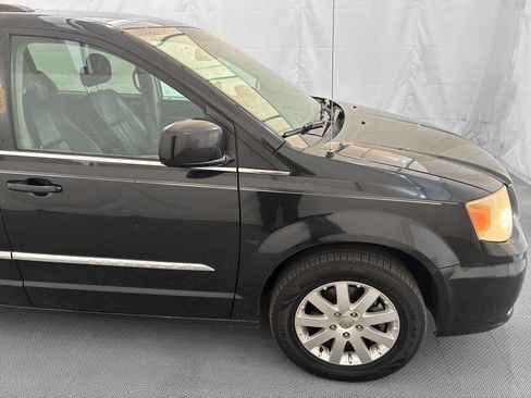 Used 2014 Chrysler Town & Country Touring FWD image 7