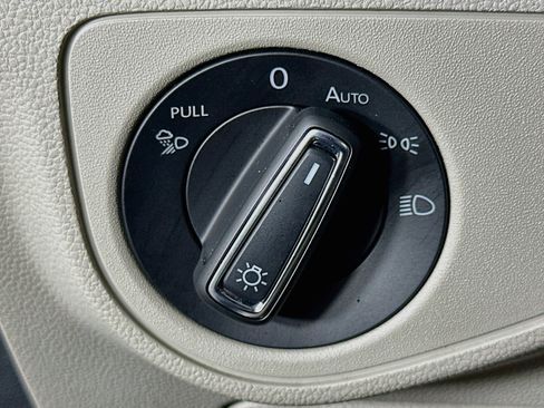 Used 2023 Volkswagen Atlas SE w/ Panoramic Sunroof Package FWD image 17