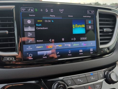 Used 2024 Chrysler Pacifica Touring-L image 28