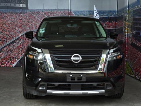 Used 2025 Nissan Pathfinder SL FWD image 3