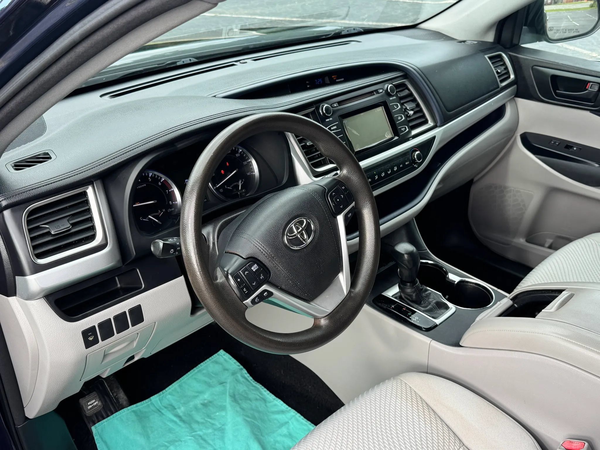 Used 2015 Toyota Highlander LE FWD image 10