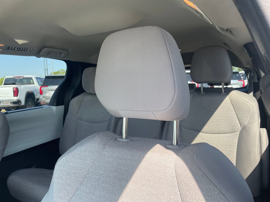 Used 2025 Toyota Sienna LE FWD image 21