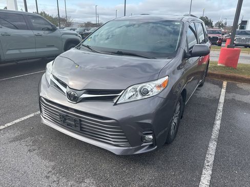 Used 2019 Toyota Sienna XLE w/ XLE Navigation Package image 1