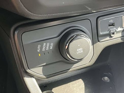 Used 2023 Jeep Renegade Latitude AWD/4WD image 31