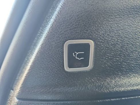 Used 2023 Chrysler Pacifica Touring-L w/ Uconnect Theater Family Group image 9