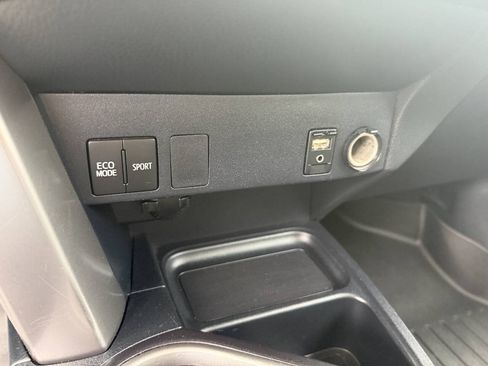 Used 2017 Toyota RAV4 LE FWD image 18